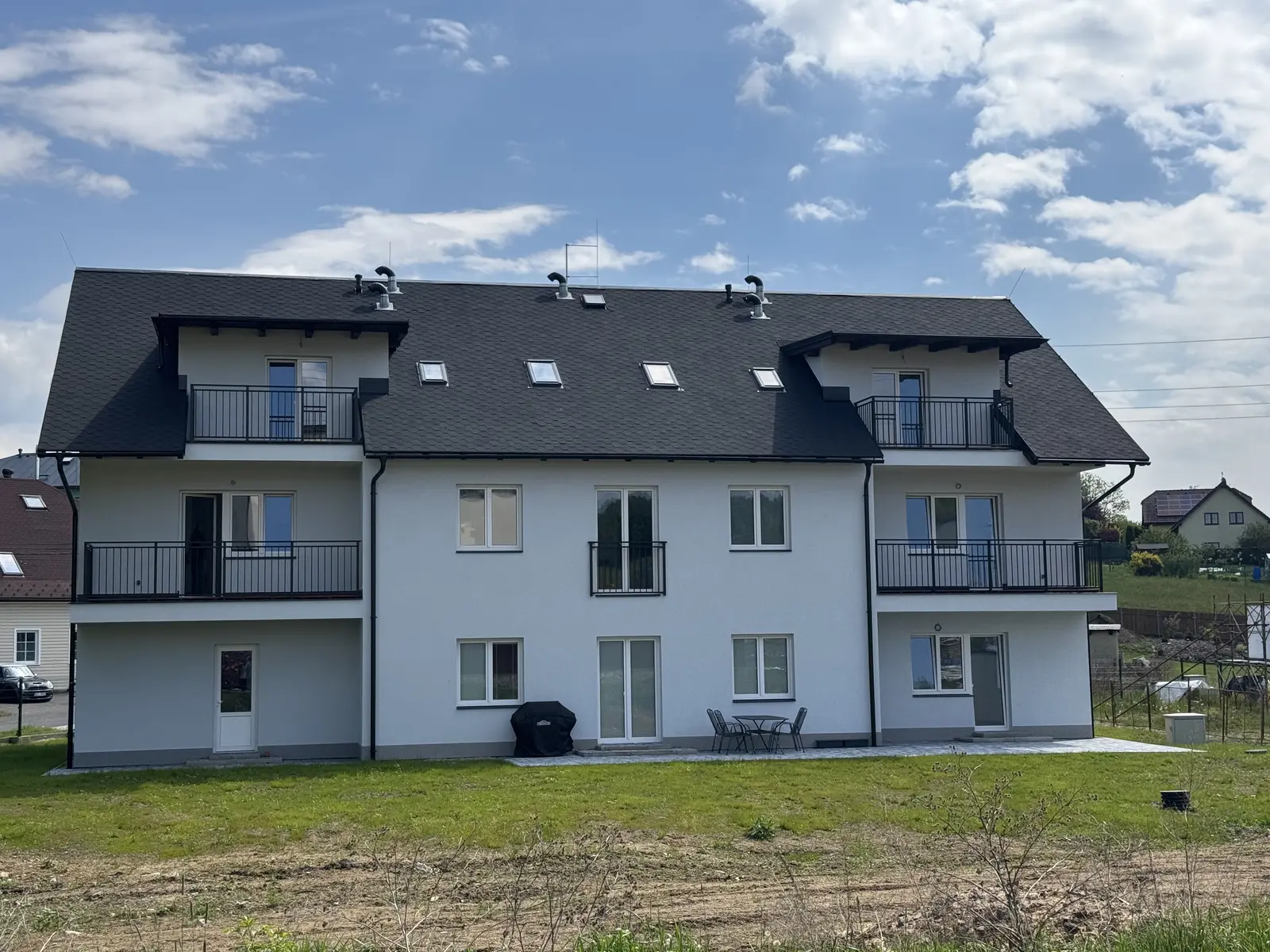 Dokončená budova — zadní fasáda s balkony