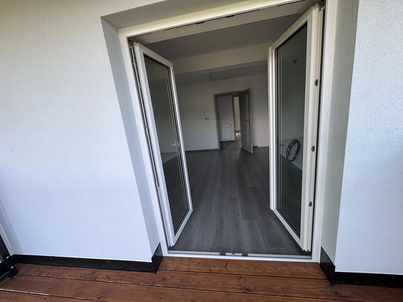 Obývací pokoj se dvěma okny