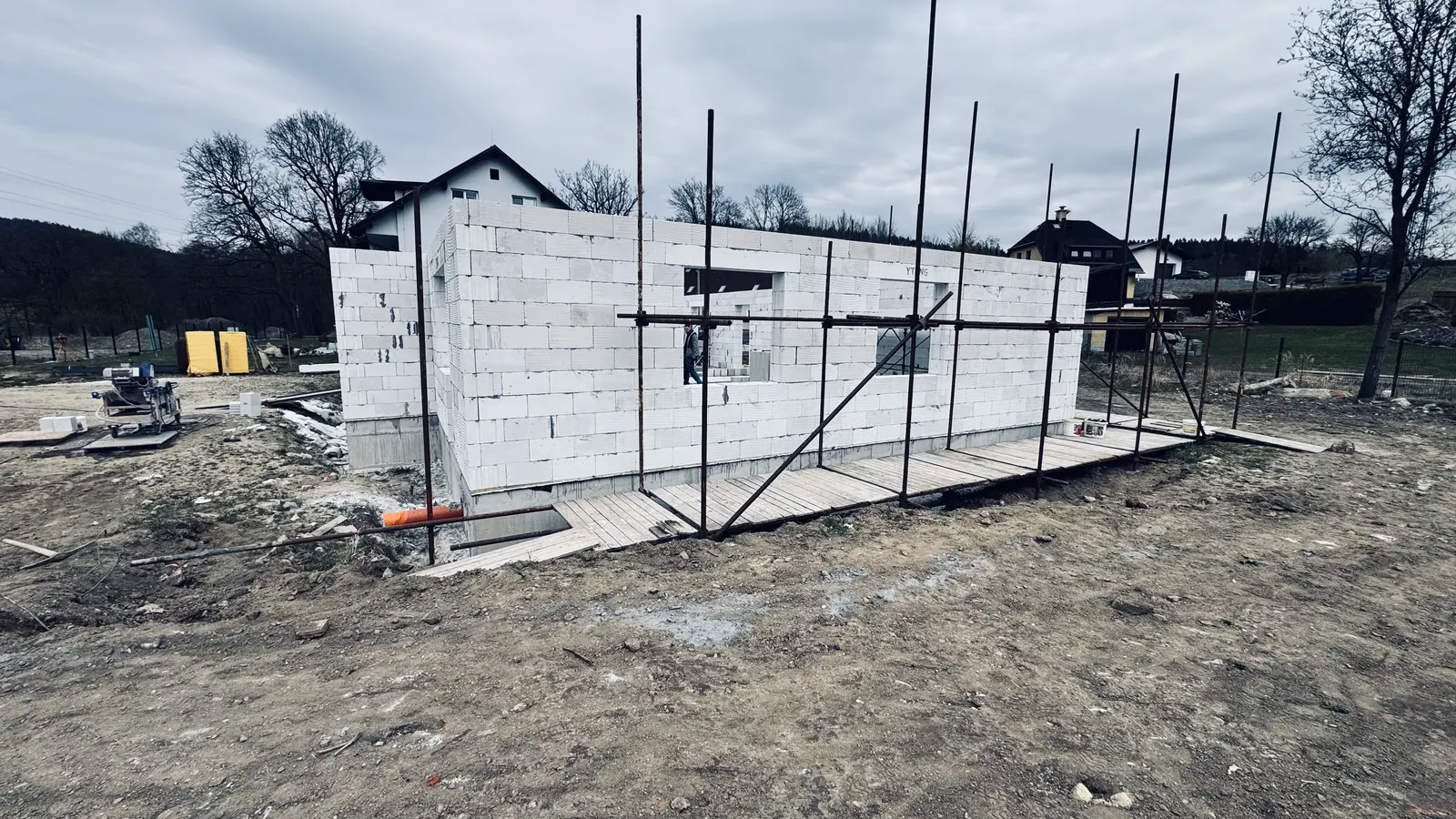Etapa II — lešení a obvodové zdivo